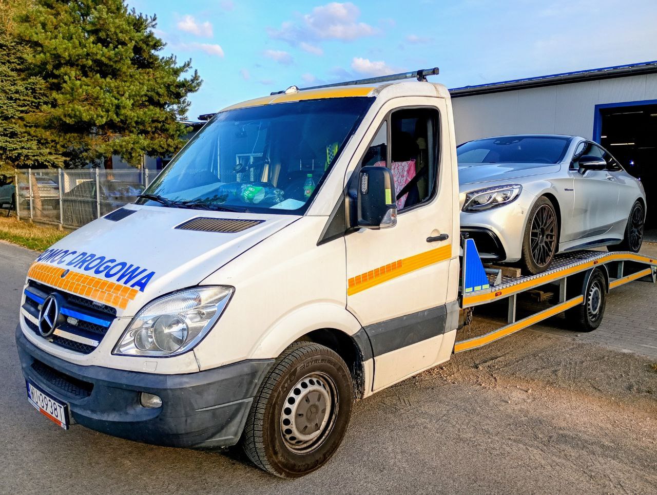 Samochód na lawecie